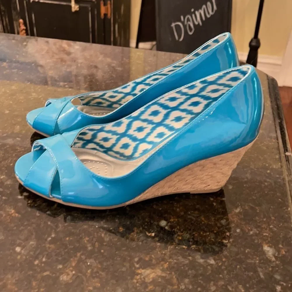 DexFlex Sz 8W Tiffany Blue Patent Espadrilles